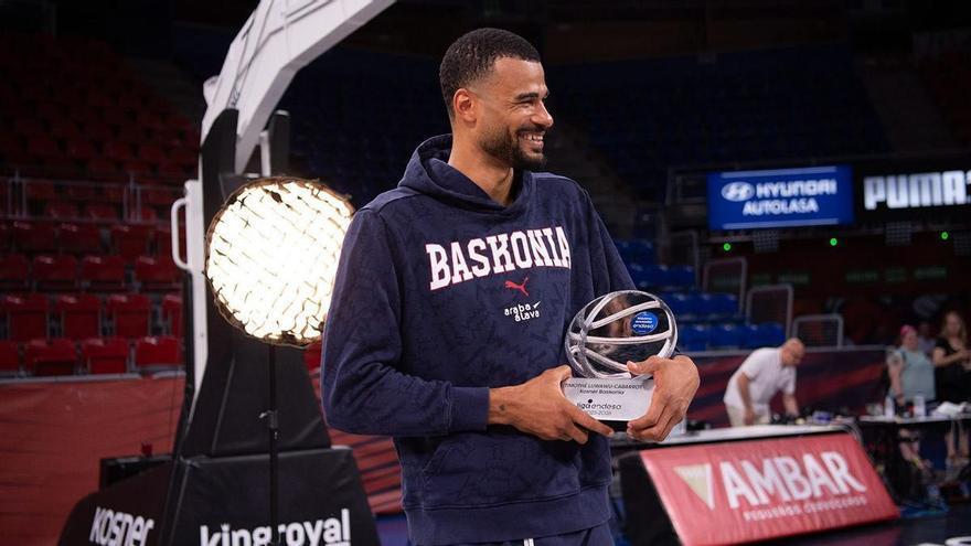 Luwawu-Cabarrot recibe el trofeo de Máximo Anotador de la ACB con sorpresa en el Buesa Arena