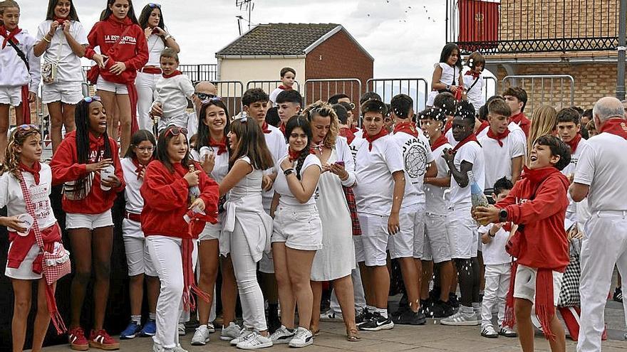 Diversión y bebida al viento para celebrar el arranque festivo.