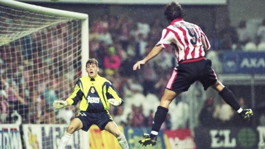 Iker Casillas observa un remate de Santi Ezquerro en el día de su debut en Primera