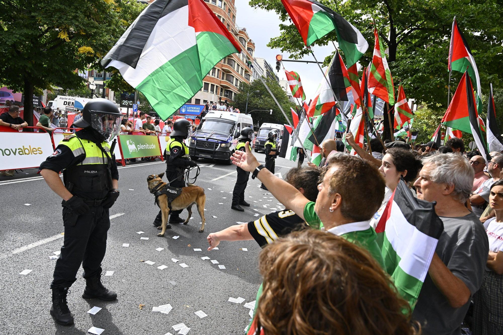 En imágenes: protesta contra el Israel al paso de la La Vuelta por Bilbao