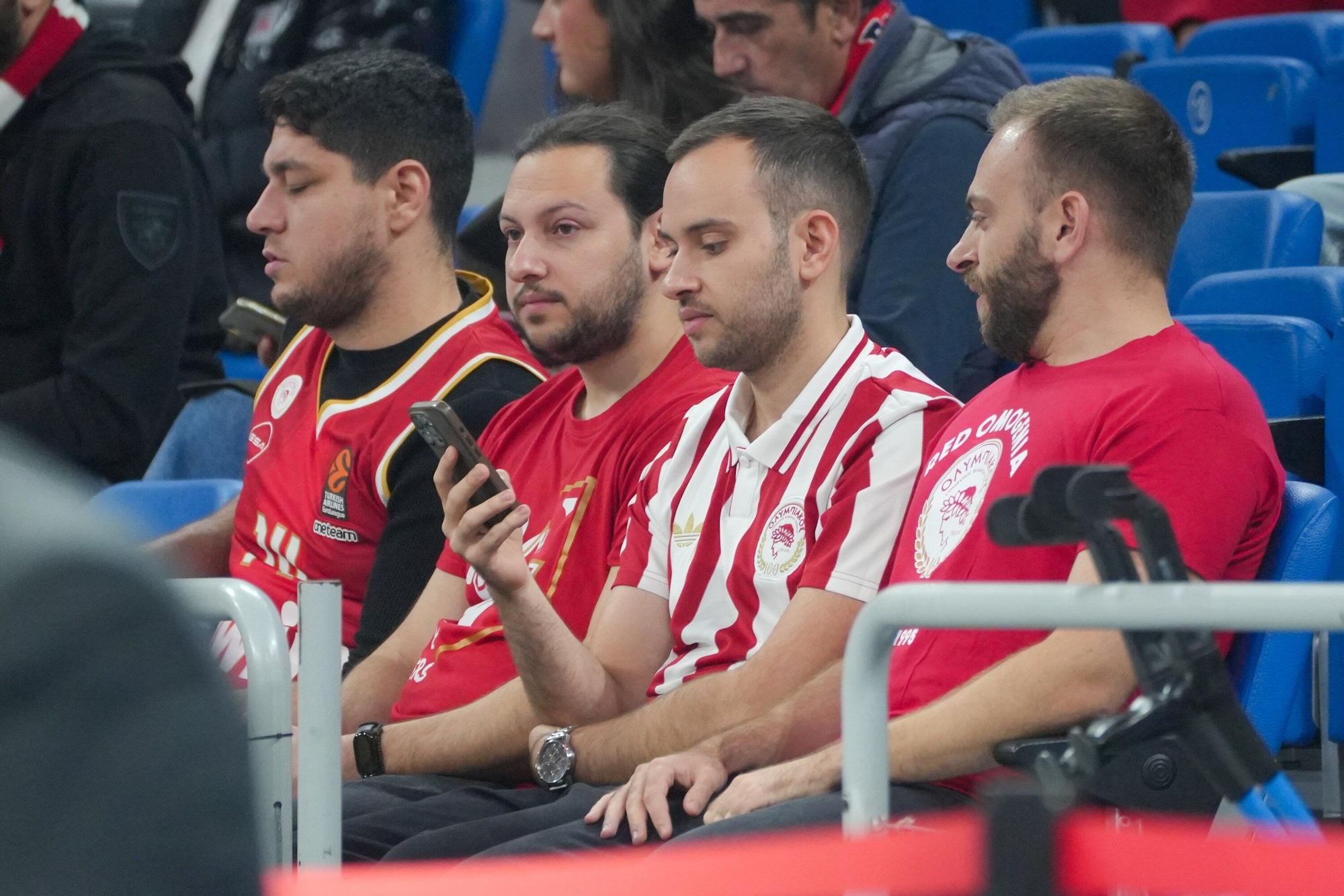 En imágenes: Ambientazo en el Baskonia - Olympiacos (¡Búscate en las fotos!)