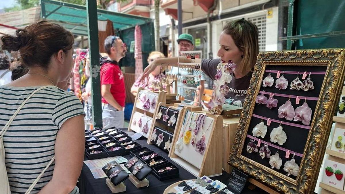 Alba de la Flor en la feria de artesanía de Barakaldo.