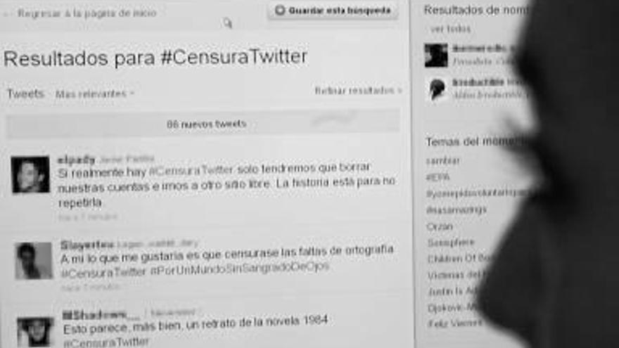 Un usuario ante una pantalla con la página oficial de Twitter.
