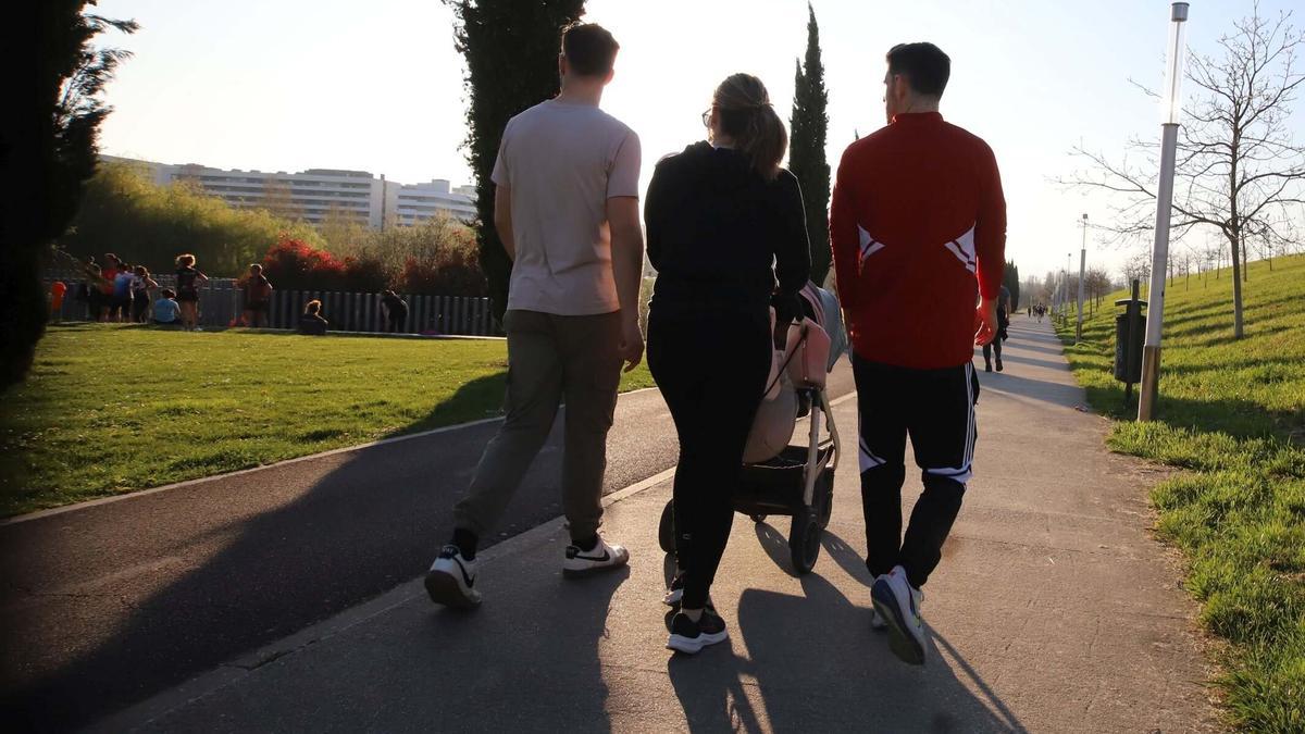 Tres jóvenes pasean por Pamplona.