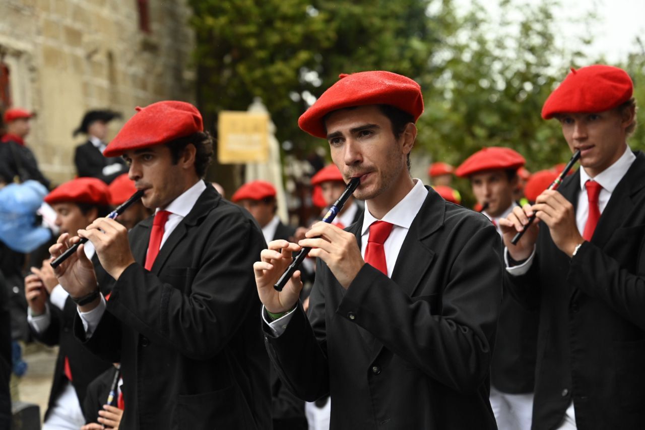El Alarde desfila por las calles de Hondarribia