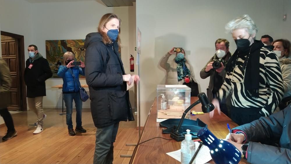 El candidato de Unidas Podemos a la presidencia de Castilla y León, Pablo Fernández, acude a ejercer su derecho al voto en el Colegio Electoral del Ayuntamiento San Marcelo en León.