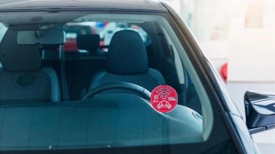 ¿Qué significa la nueva pegatina roja que ha creado la DGT?