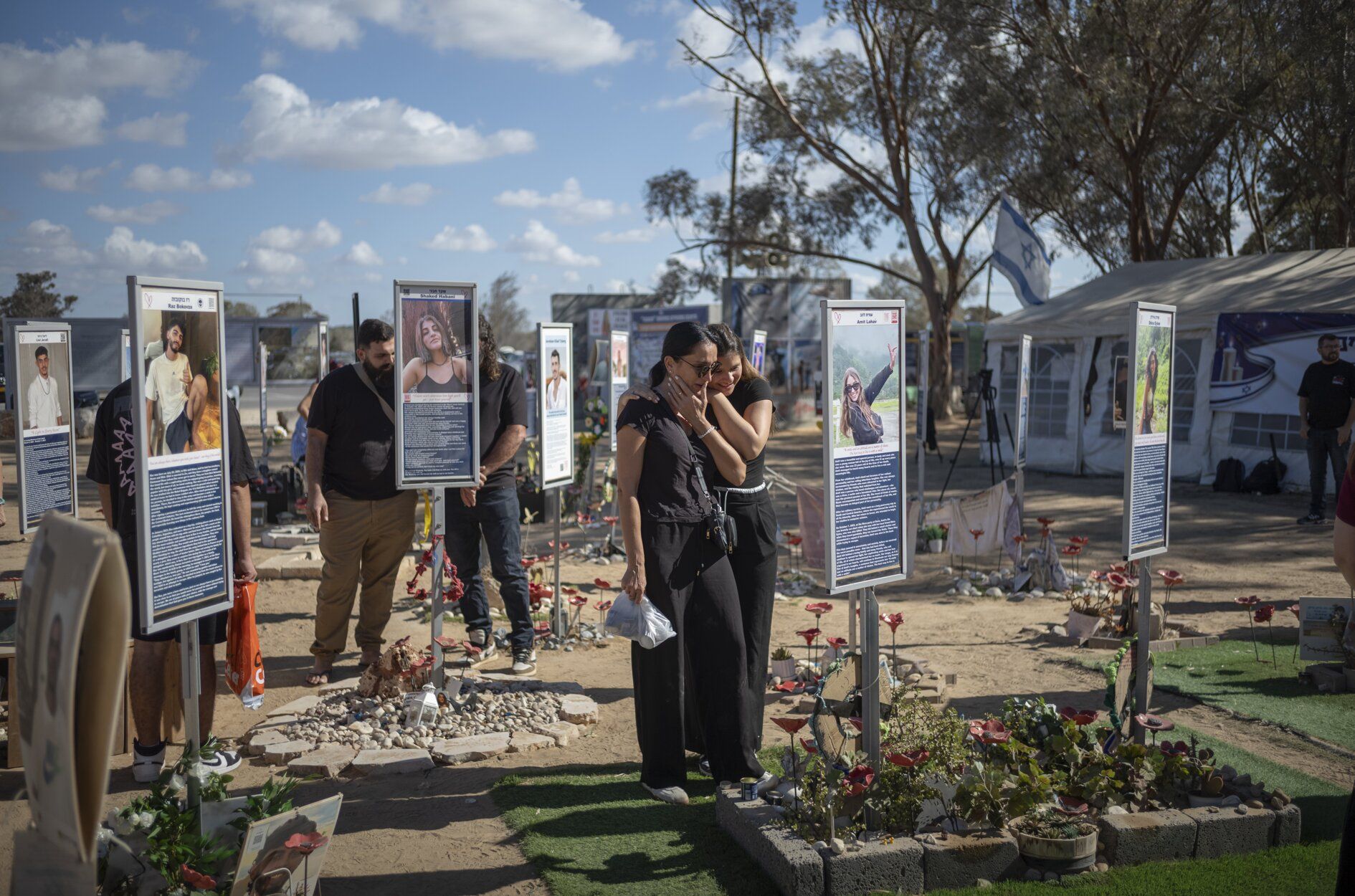 Familias israelíes visitan los monumentos conmemorativos en el recinto del festival de música Nova