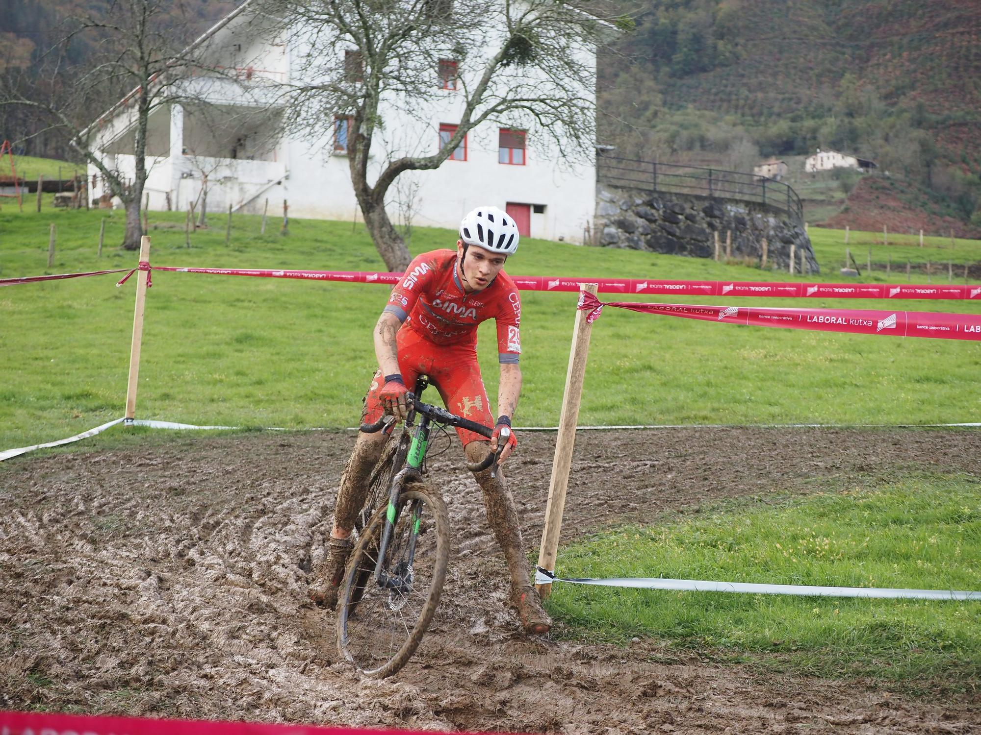 El barro se sumó al espectáculo de ciclocross en Elgoibar