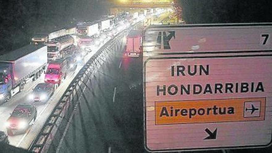 Retenciones ayer en la autopista por la acumulación de vehículos en el paso de Biriatu.