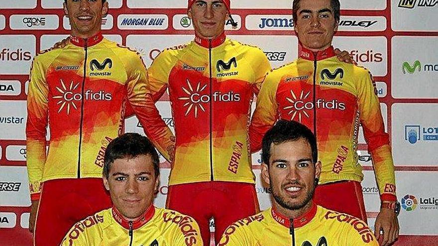 Irisarri (en el extremo derecho de la fila superior), con sus compañeros de selección.