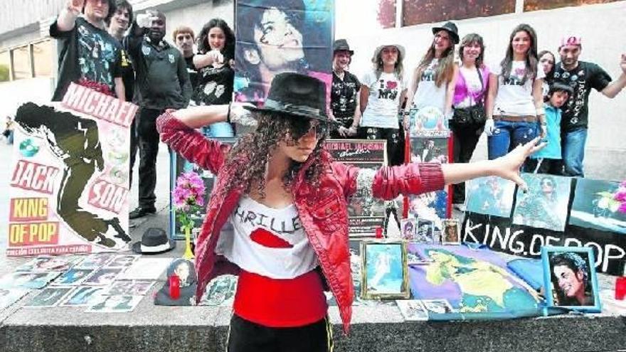 Algunos de sus admiradores recordaron ayer al &quot;rey del pop&quot; en Bilbao en el día del aniversario de su muerte.