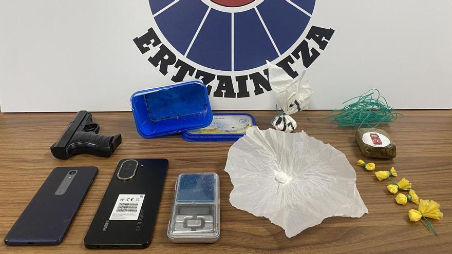 La Ertzaintza halla una pistola en el registro de un bar por tráfico de drogas