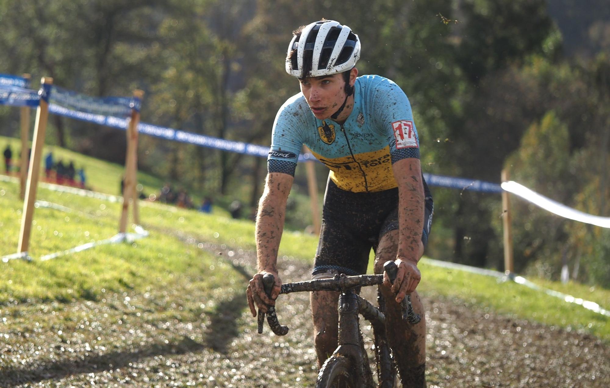 El barro se sumó al espectáculo de ciclocross en Elgoibar