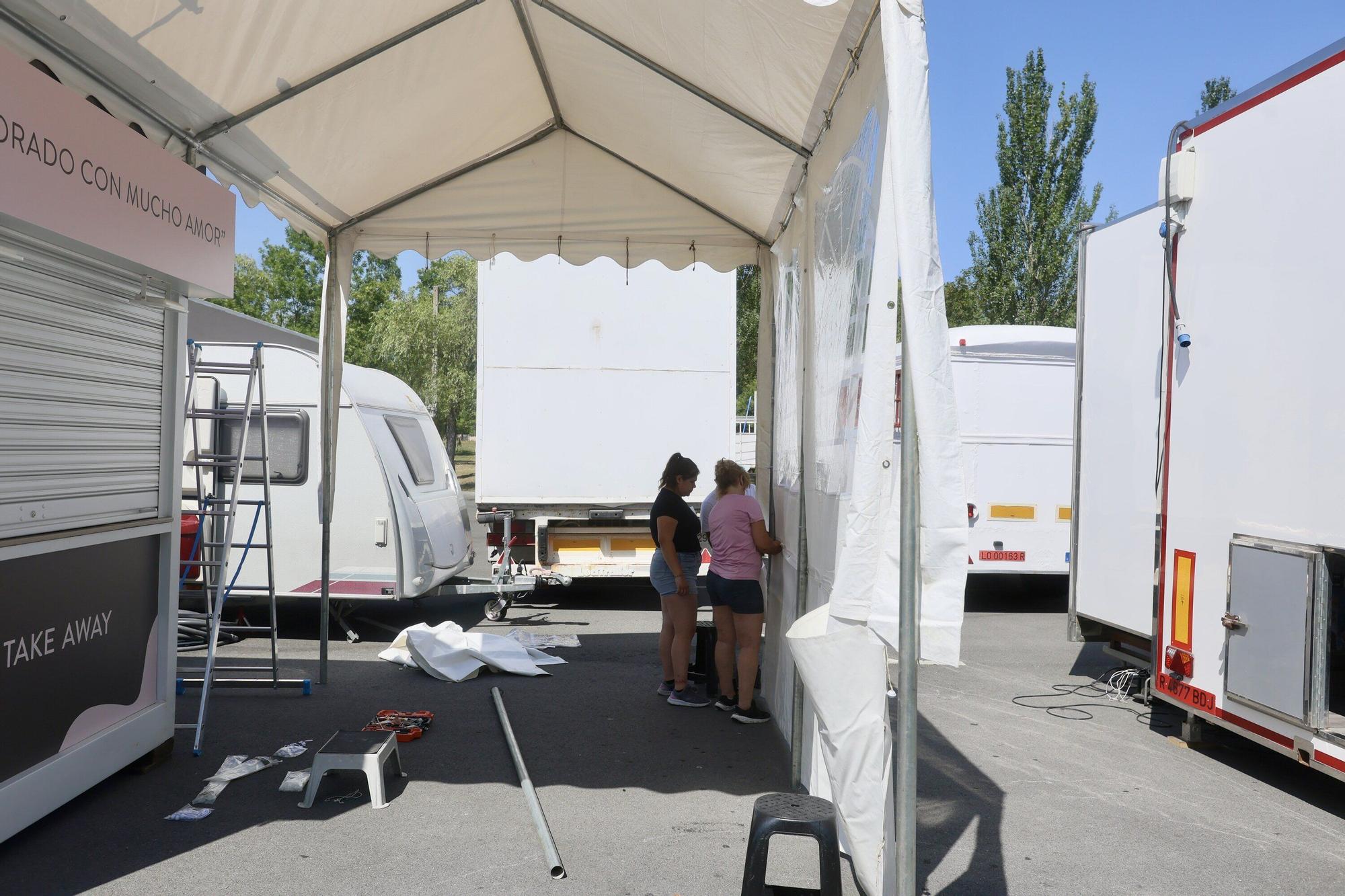 En imágenes: Mendizabala comienza a transformarse para las fiestas con 25 barracas