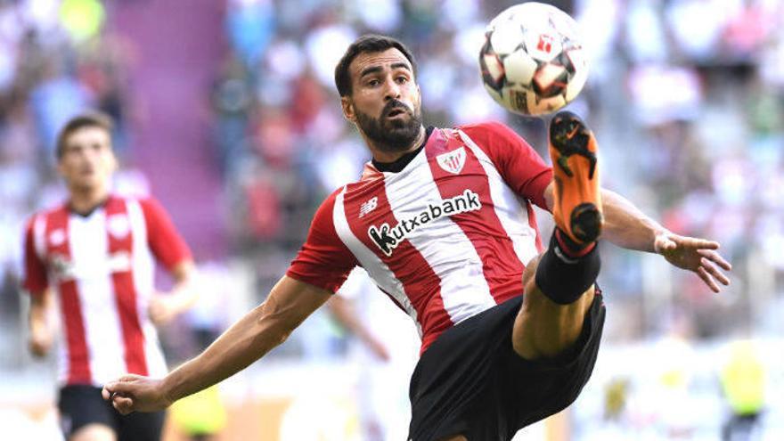 Balenziaga intenta controlar un balón.