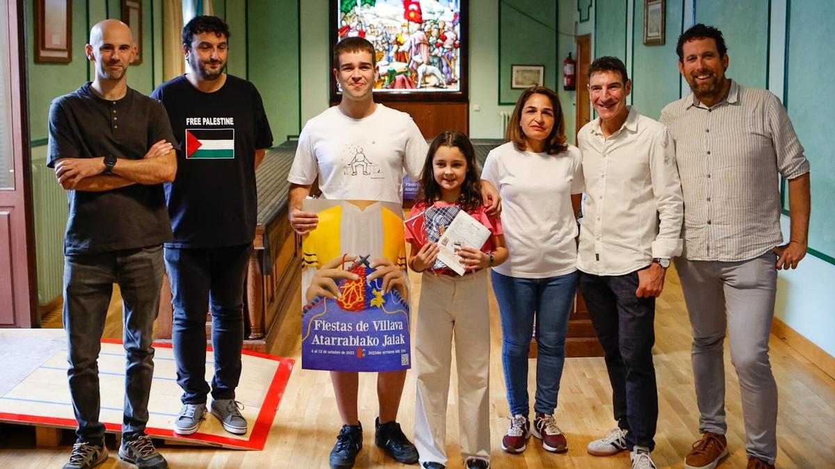 Andoni Arreche y Maialen Armendáriz, ganadores del concurso posan junto a Mikel Oteiza, alcalde de Villava, y otras autoridades del municipio.