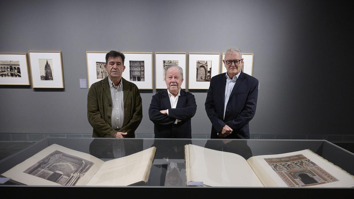 El catedrático Javier Piñar y el coleccionista Carlos Sánchez, comisarios de la muestra, junto a Valentín Vallhonrat, adjunto al director del MUN.