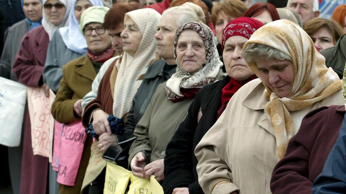 Unas mujeres bosnias musulmanas participan en una manifestación ante las sedes del Parlamento y Gobierno bosnio en Sarajevo