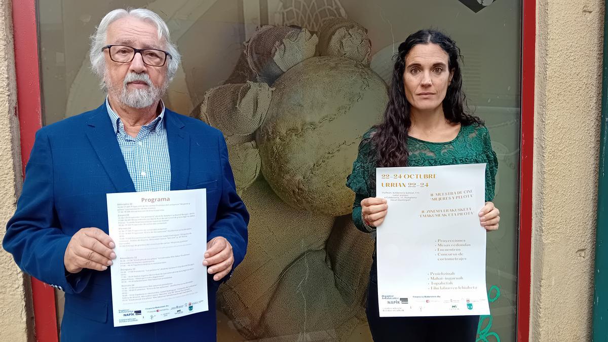 Xabier Martínez y Sandra Iraizoz posan con el programa y cartel del evento.
