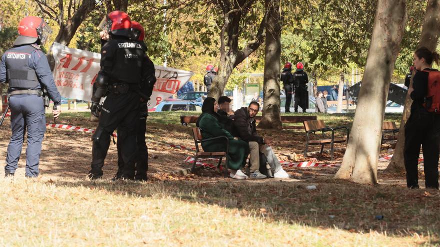 El sindicato de Vivienda denuncia una campaña de "criminalización" contra la familia desahuciada en Vitoria