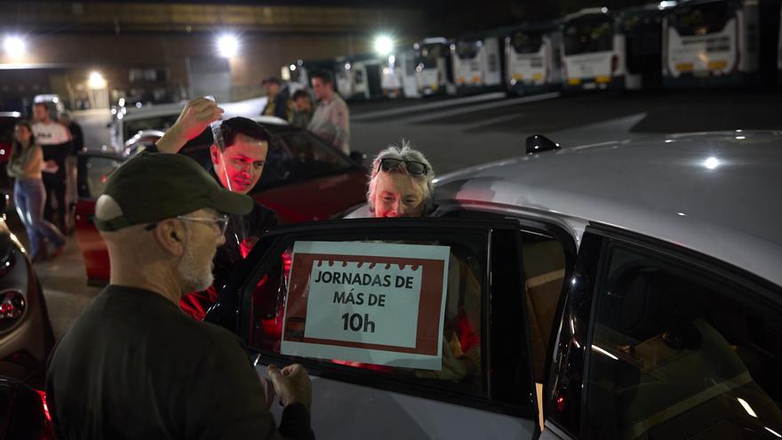 Caravana de coches de trabajadores de villavesas que exigen desatascar la negociación del convenio