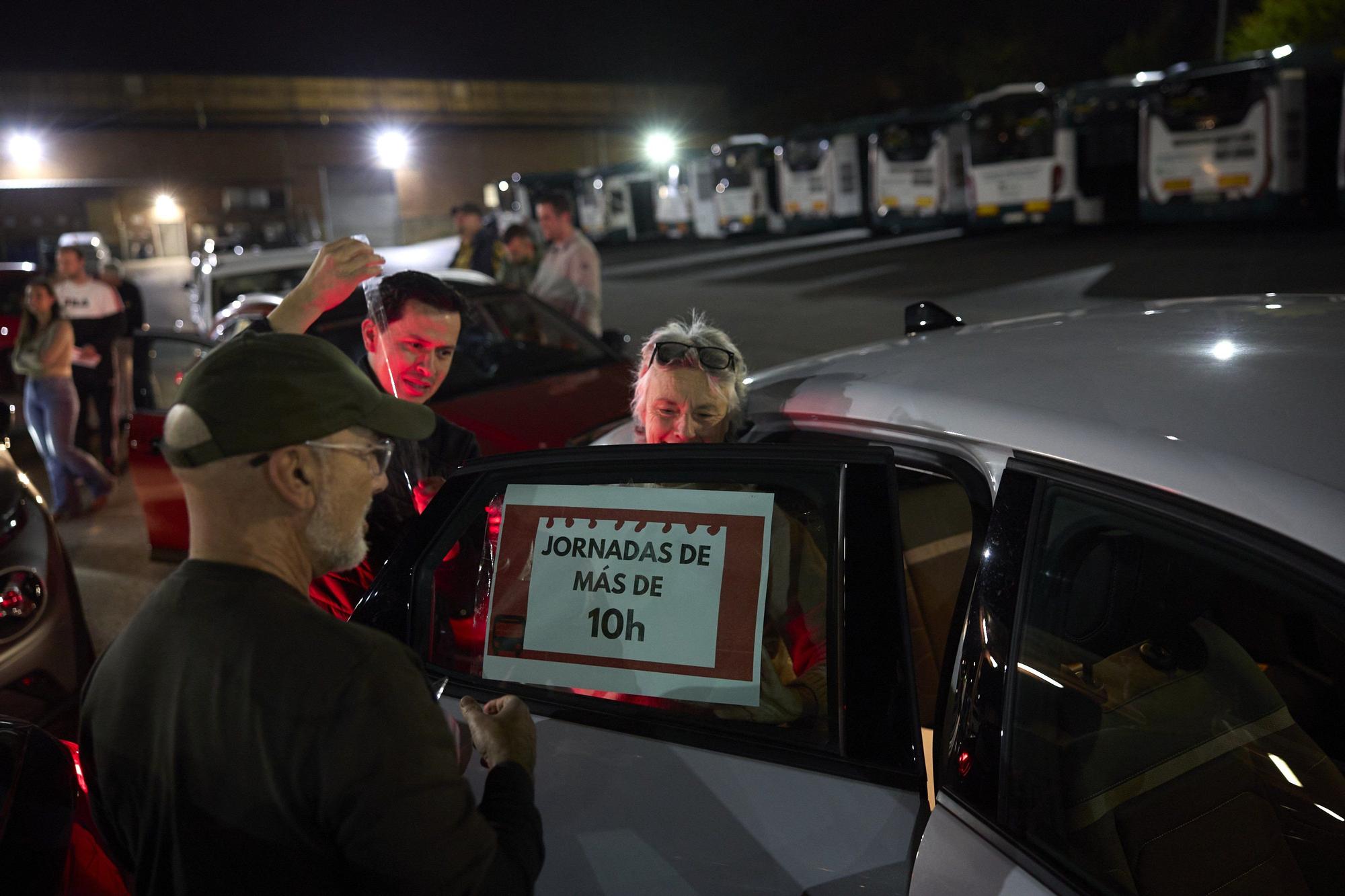 Caravana de coches de trabajadores de villavesas que exigen desatascar la negociación del convenio