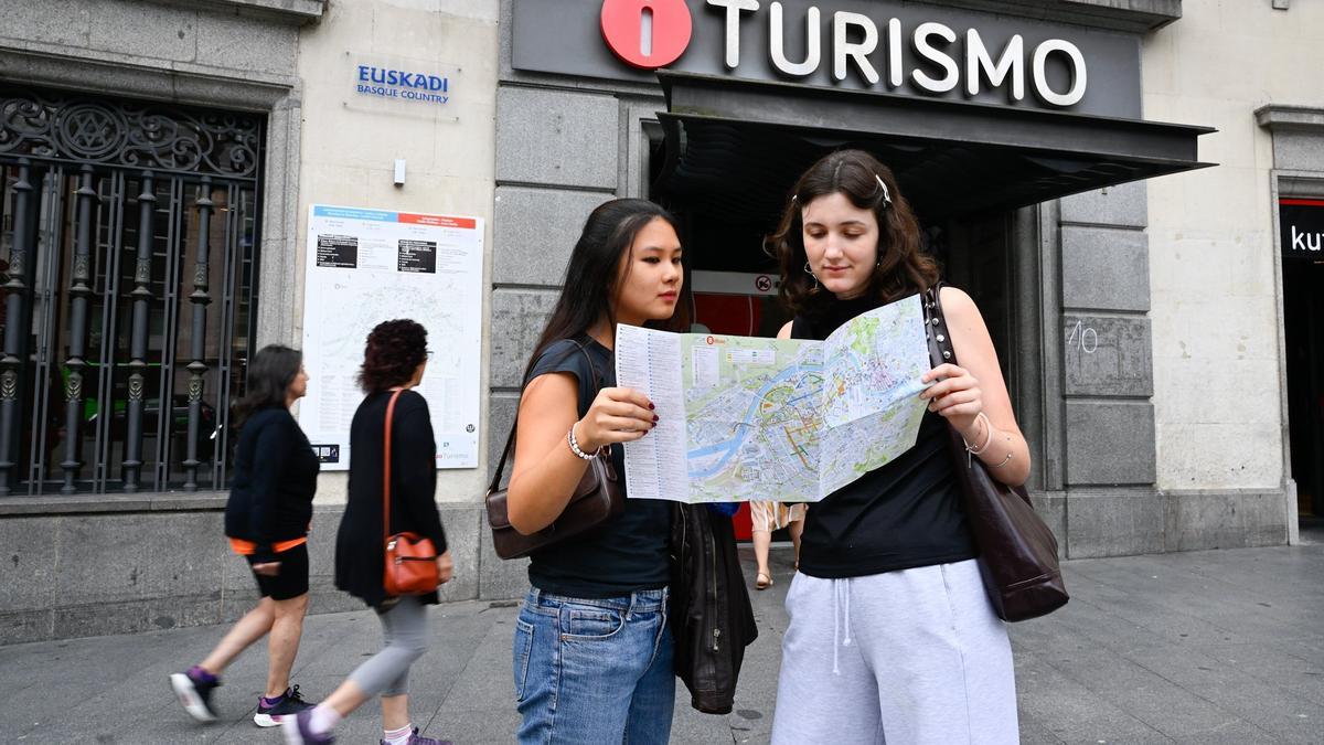 Dos chicas observan un plano de Bilbao.