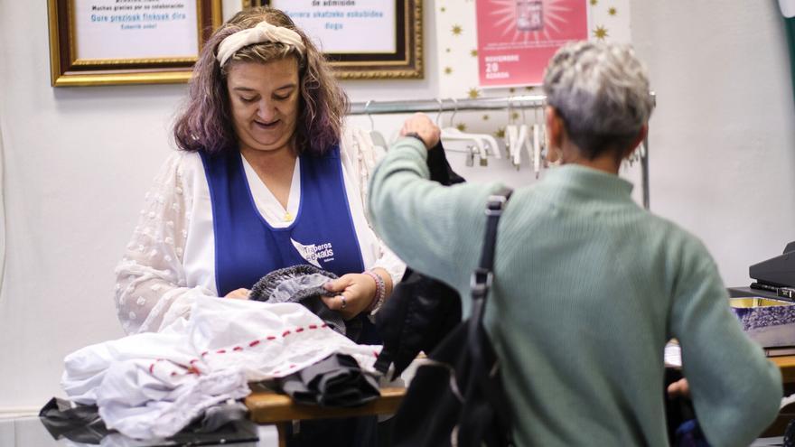 Ropa de invierno al kilo en el espacio Dirdira de Traperos de Emaús