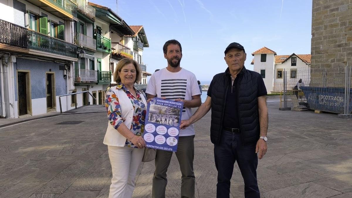 Izaskun Muñoa de Lagun Artea, Ortzi Alonso, Concejal de Cultura del Ayuntamiento de Hondarribia,  y Patxi Lazkano de Klink / N.G.