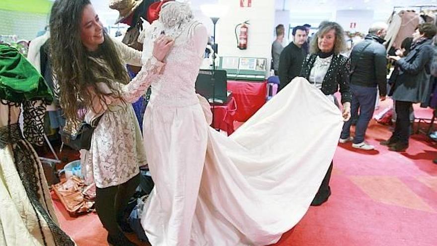Las responsables de Audacias de Bilbao muestran un vestido de novia de los cuarenta.
