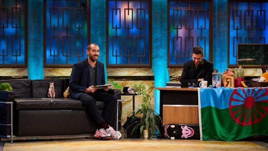 Jorge Ponce saca la ikurriña en &quot;La Revuelta&quot; y bromea con las palabras de Ayuso sobre el asalto de ETA a Navarra