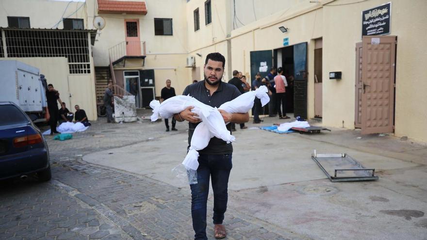 Los niños de Gaza llevan su nombre escrito en la mano por si mueren bajo las bombas