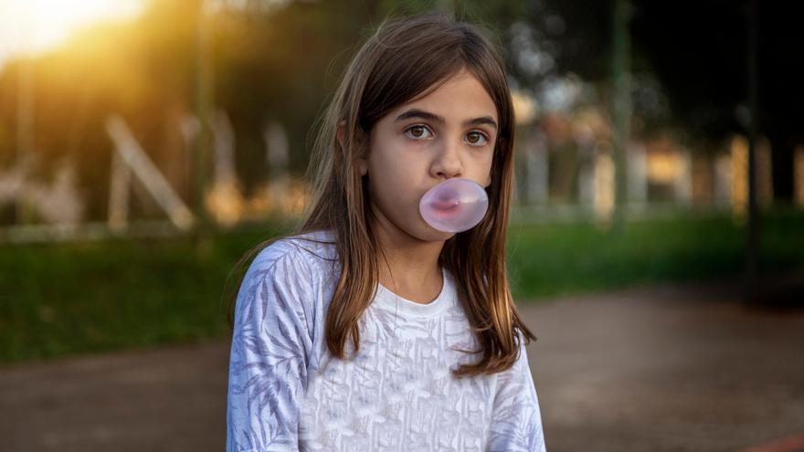 Cinco beneficios de masticar chicle que quizás no conocías