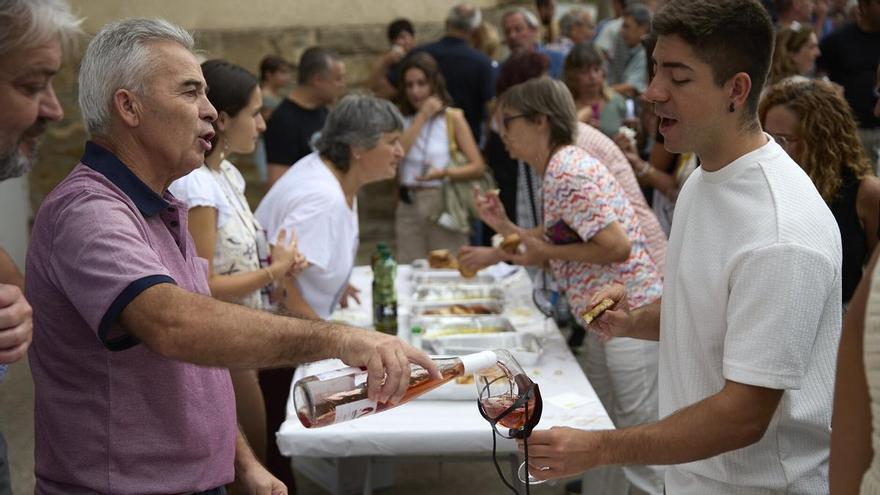 Fiesta en Cirauqui, ‘el pueblo del vino’