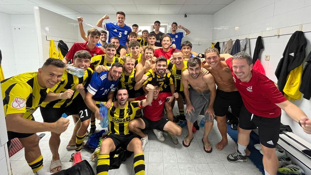 Los jugadores del Getxo celebran la victoria al Betis Valladolid.