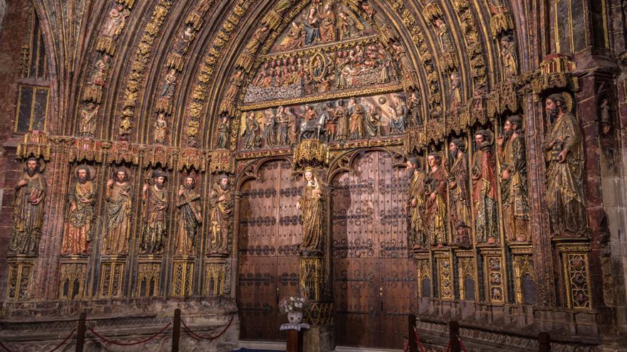 Diputación y Obispado actuarán en el pórtico de la iglesia de Laguardia, con humedad