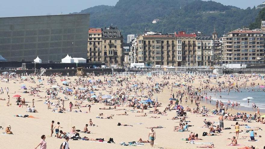 La bandera roja ondea en la playa de la Zurriola por oleaje y la amarilla en cuatro arenales de Gipuzkoa