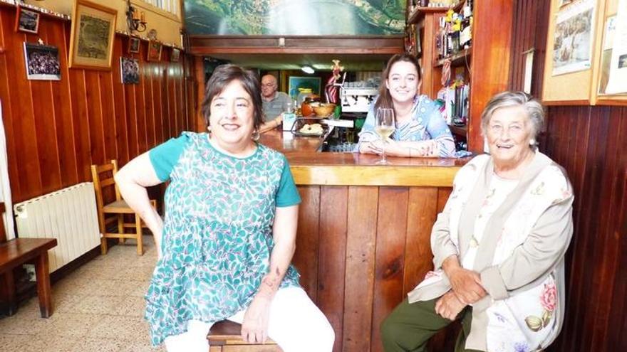 Amaia Isusi, Jone Isusi y Laura Gil, en el interior del bar de Alonsotegi que la familia gestiona en la plaza Madinabeitia.