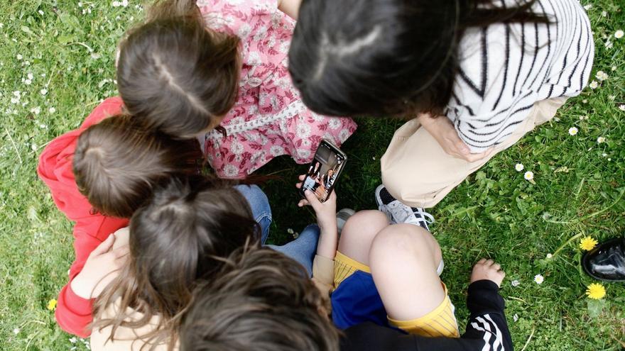 Aumentan las familias que acuerdan no entregar un ‘smartphone’ a sus hijos