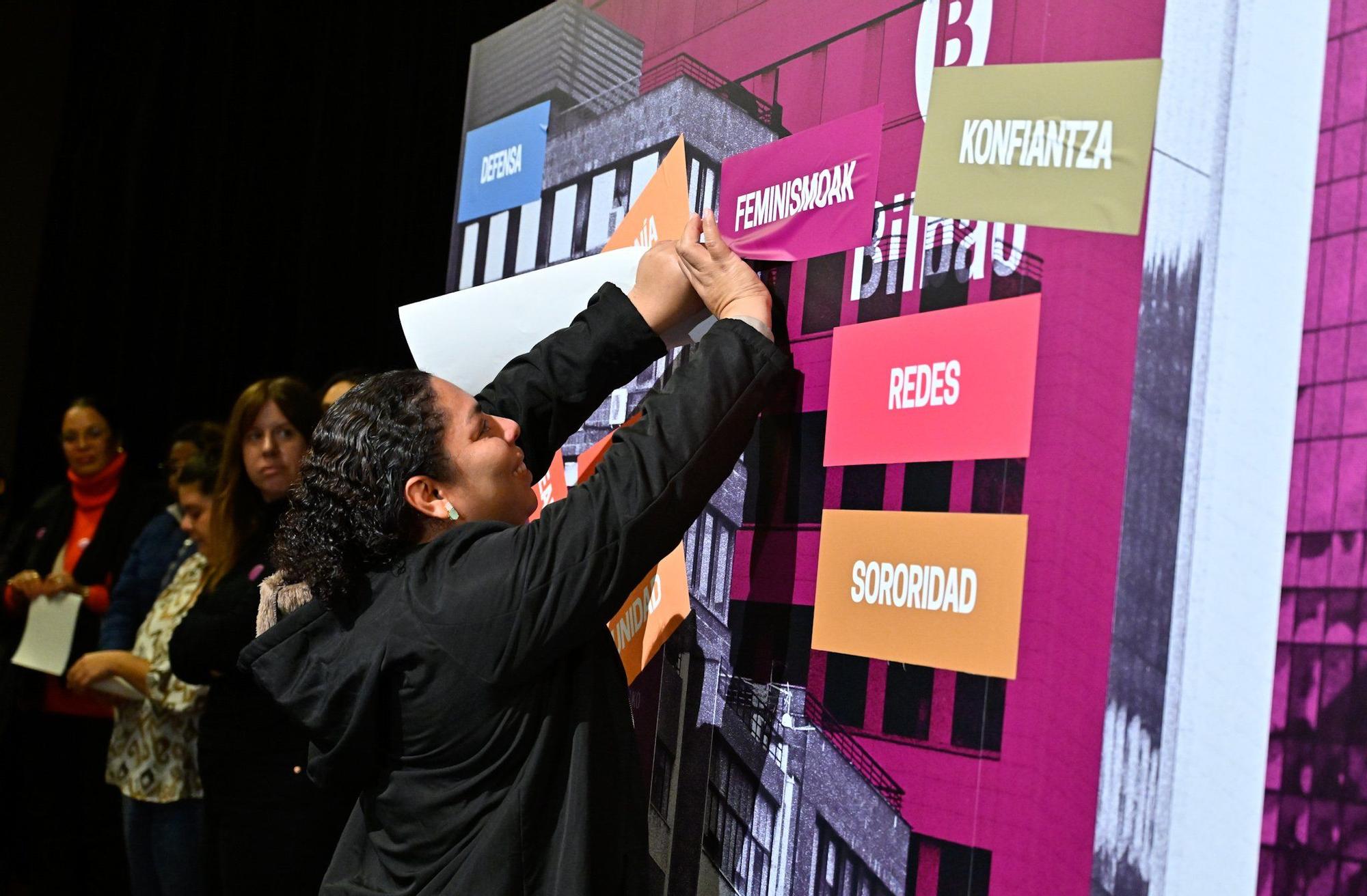 En imágenes: El Ayuntamiento de Bilbao conmemora el 25N con un acto simbólico en el Teatro Campos Elíseos