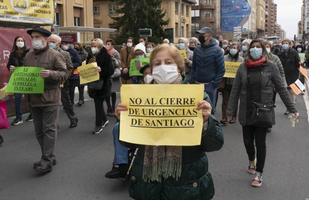 Vitoria protesta por el cierre de las Urgencias de