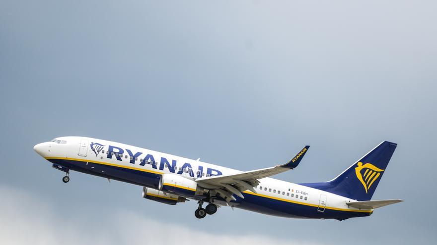 Ryanair, investigada en Reino Unido por cobrar a los padres por sentarse con sus hijos