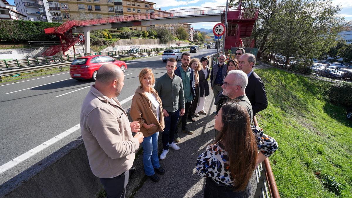 El portavoz municipal del PNV, Imanol Goenaga, se dirige en Bazkardo a la delegación del GBB, con la presidenta Euge Arrizabalaga en primer término