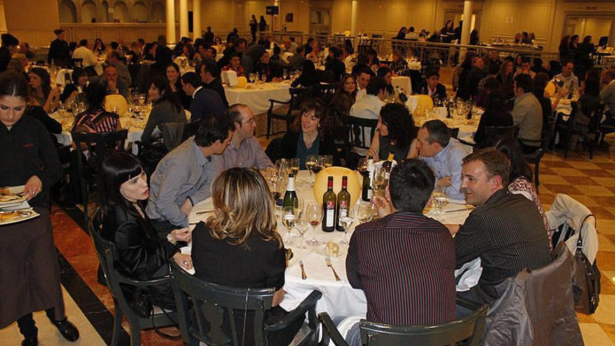 Varias mesas llenas durante una cena en un restaurante ribero.