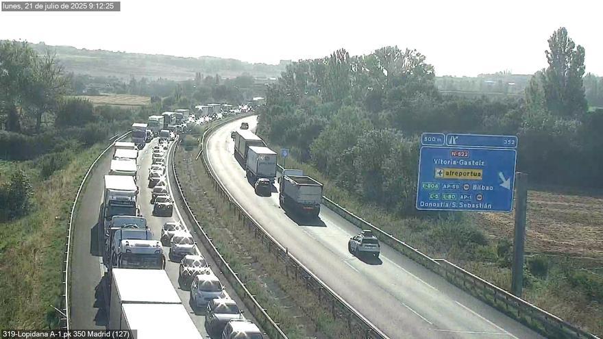 Accidente entre 2 camiones en la A-1 acumula retenciones kilométricas