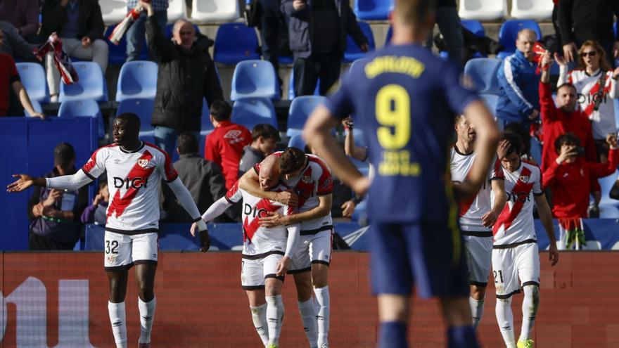 El Rayo se da un festín en el derbi del ‘destierro’
