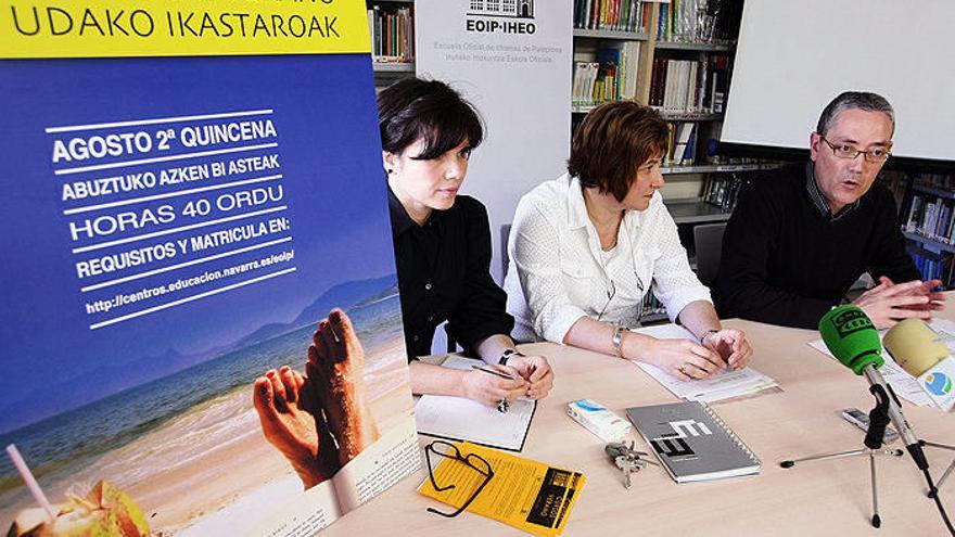 Yolanda López, vicedirectora, Josune Aramburu, secretaria, y Patxi Telletxea, director de la EOIP.