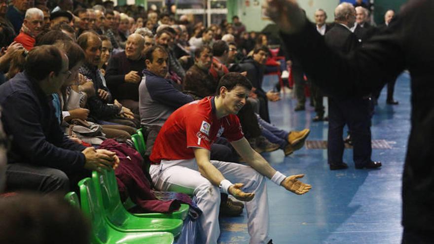 Altuna se lamenta en las butacas de cancha del frontón Beotibar de Tolosa.