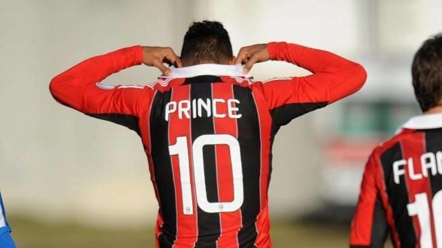 El centrocampista del Milán, Kevin Prince Boateng (c), abandona el terreno de juego